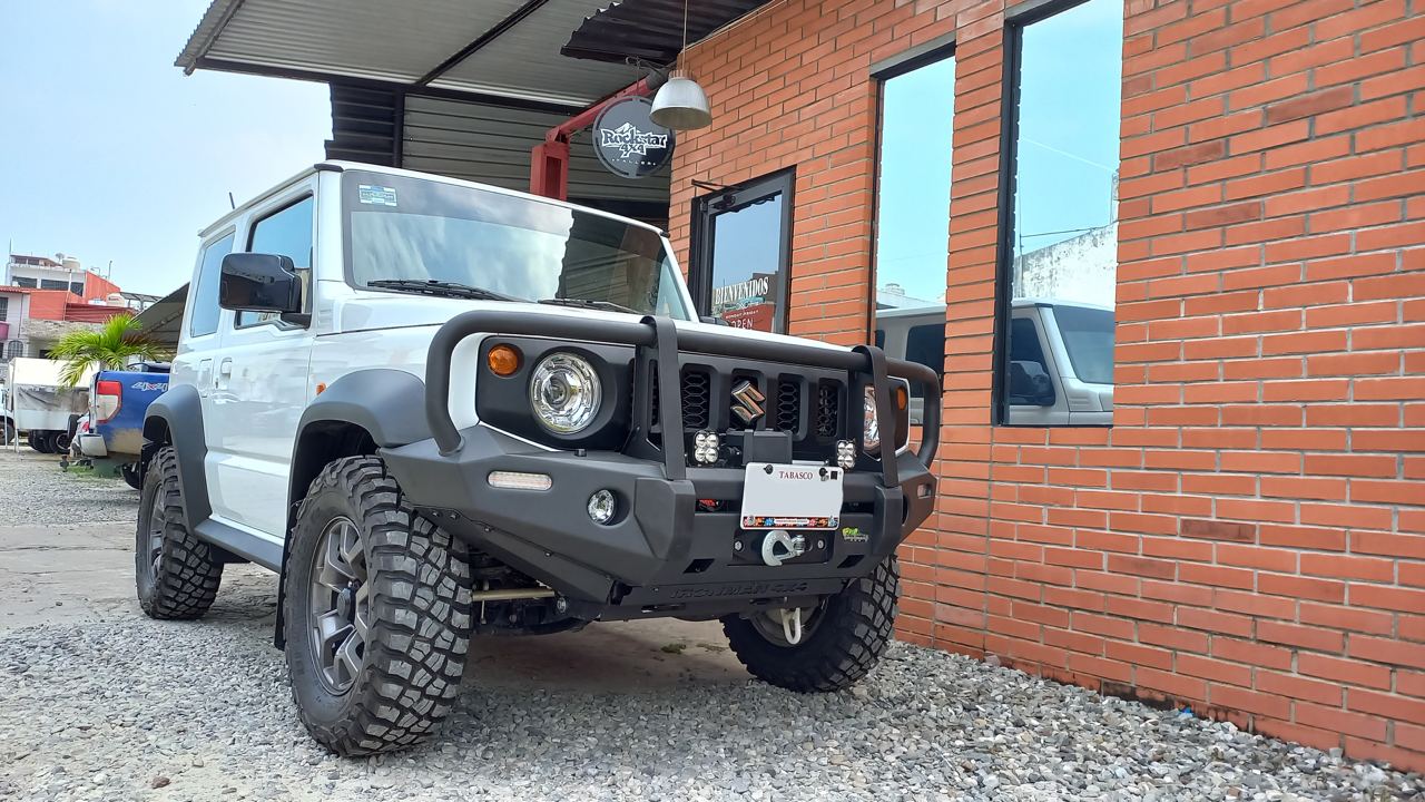 En este momento estás viendo Jimny con defensa delantera completa Ironman 4X4