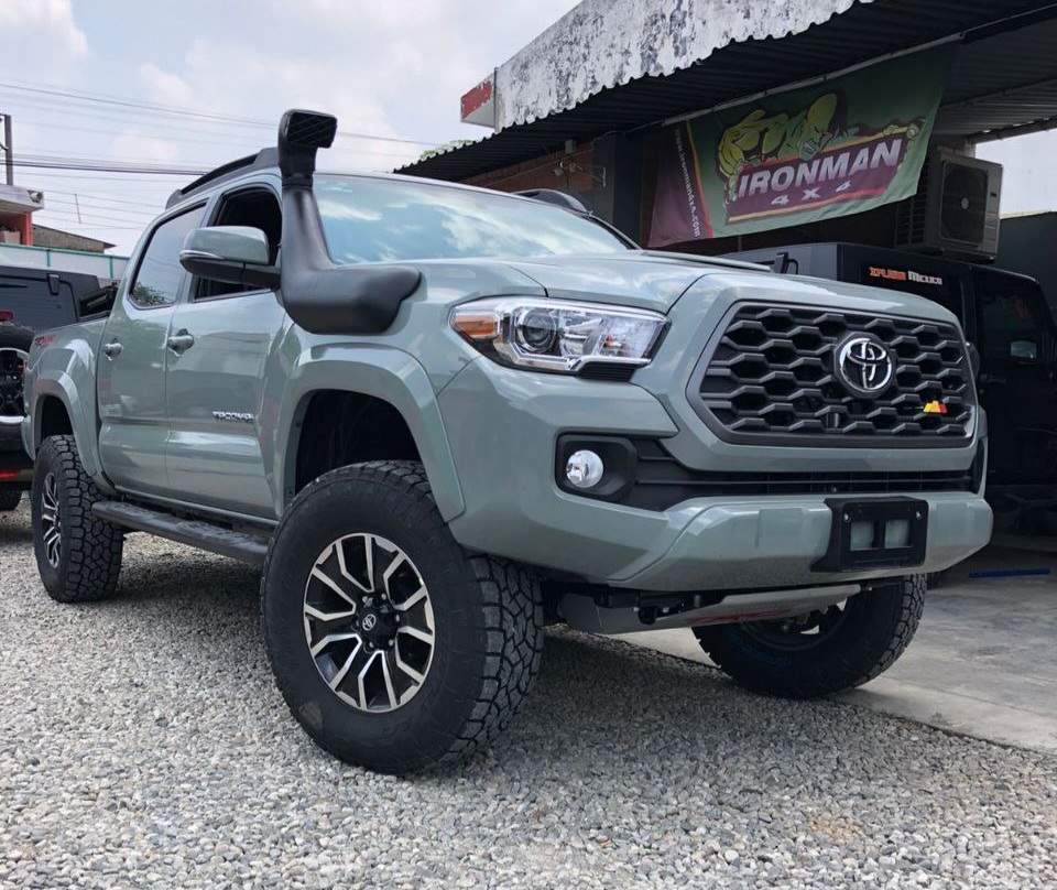 Allterrain Toyota Tacoma con snorkel y skidplate