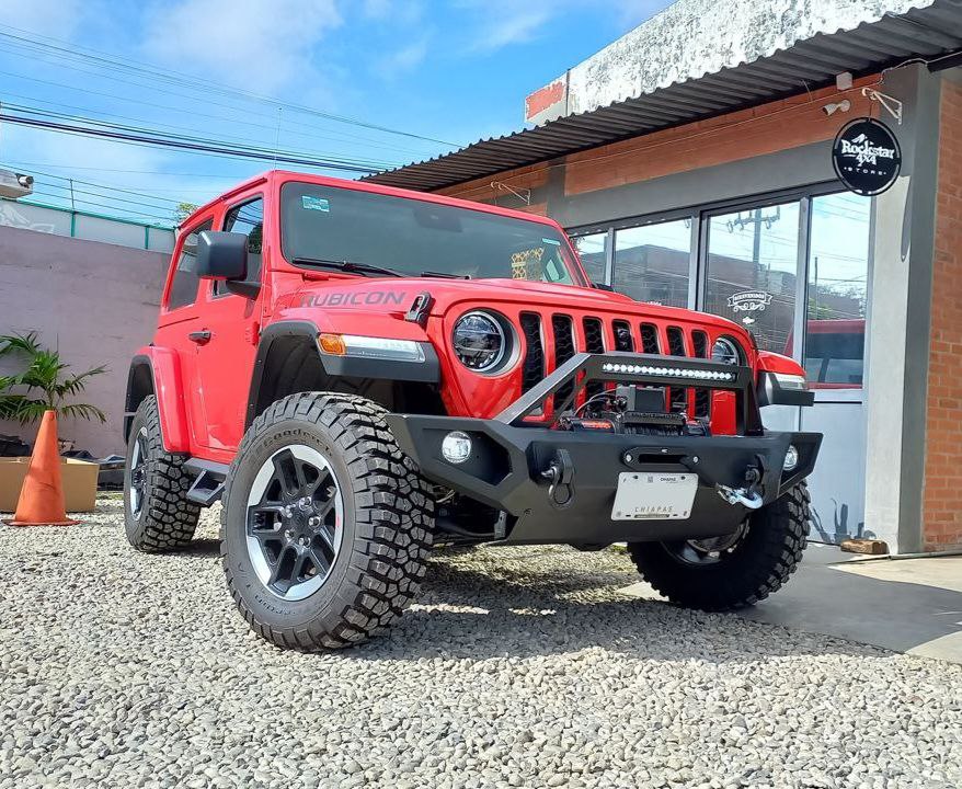 Lee más sobre el artículo Jeep Rubicon Urbano Defensa, Estribos y Winch