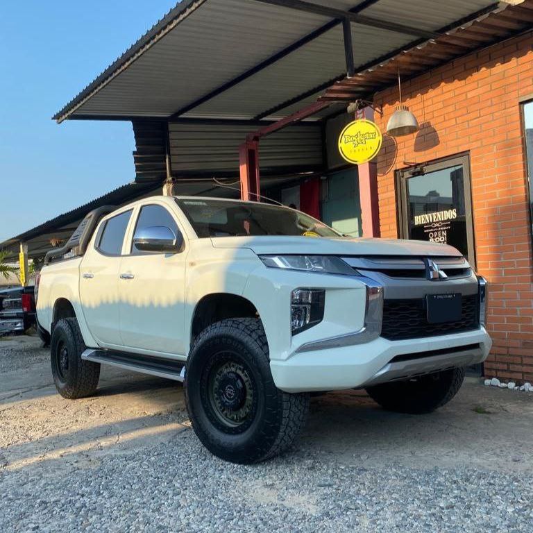 Lee más sobre el artículo Mitsubishi L200 Blanca suspension Ironman4x4