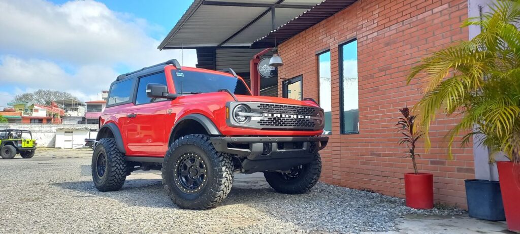 Modificamos la Primer Ford Bronco en coilovers y 35x12.5r17