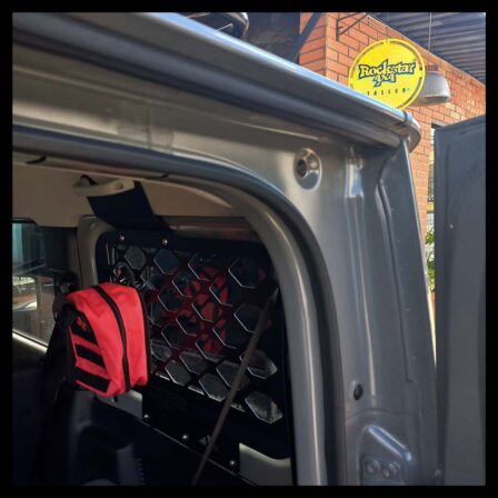 Como proteger la ventana de tu Jimny de golpes por equipo suelto en la ruta