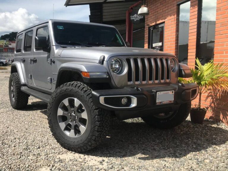 Lee más sobre el artículo Jeep Wrangler Sahara con espaciadores y llantas