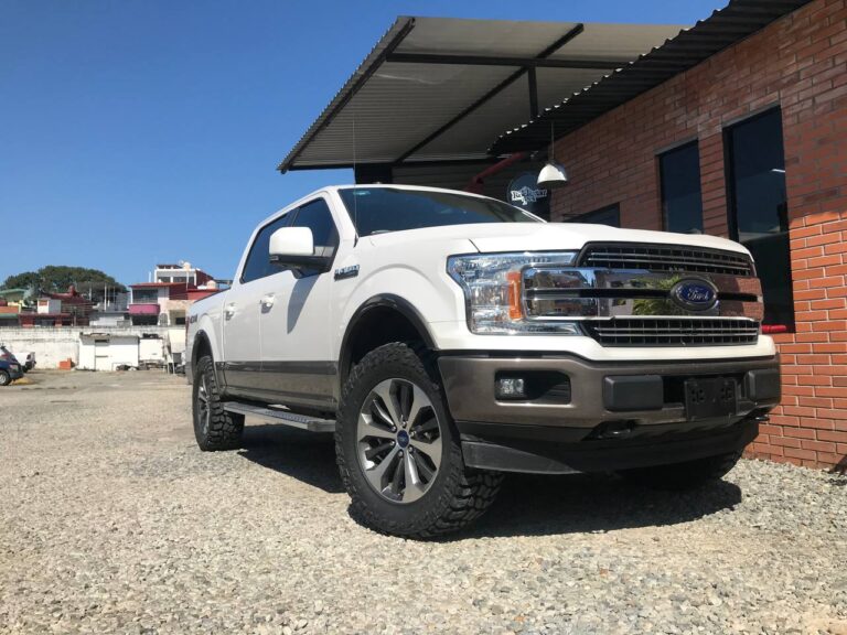 Lee más sobre el artículo Levantamos esta Ford Lobo Lariat