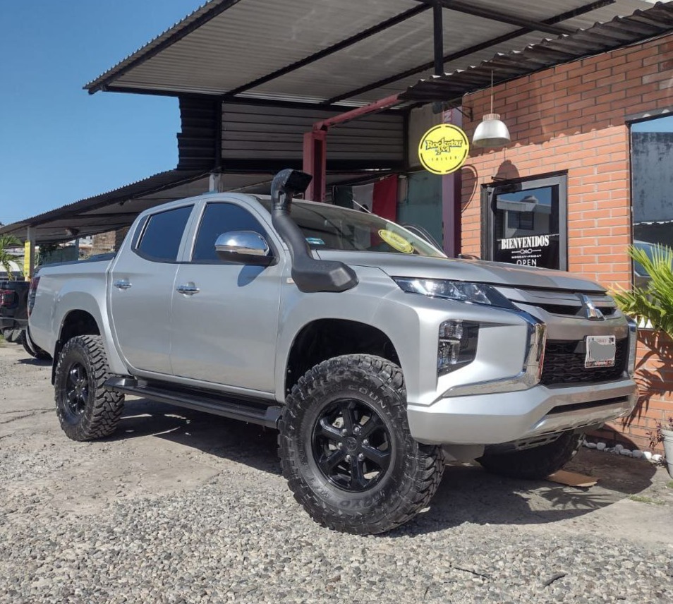 En este momento estás viendo Mitsubishi L200 2023 con suspensión Ironman4x4