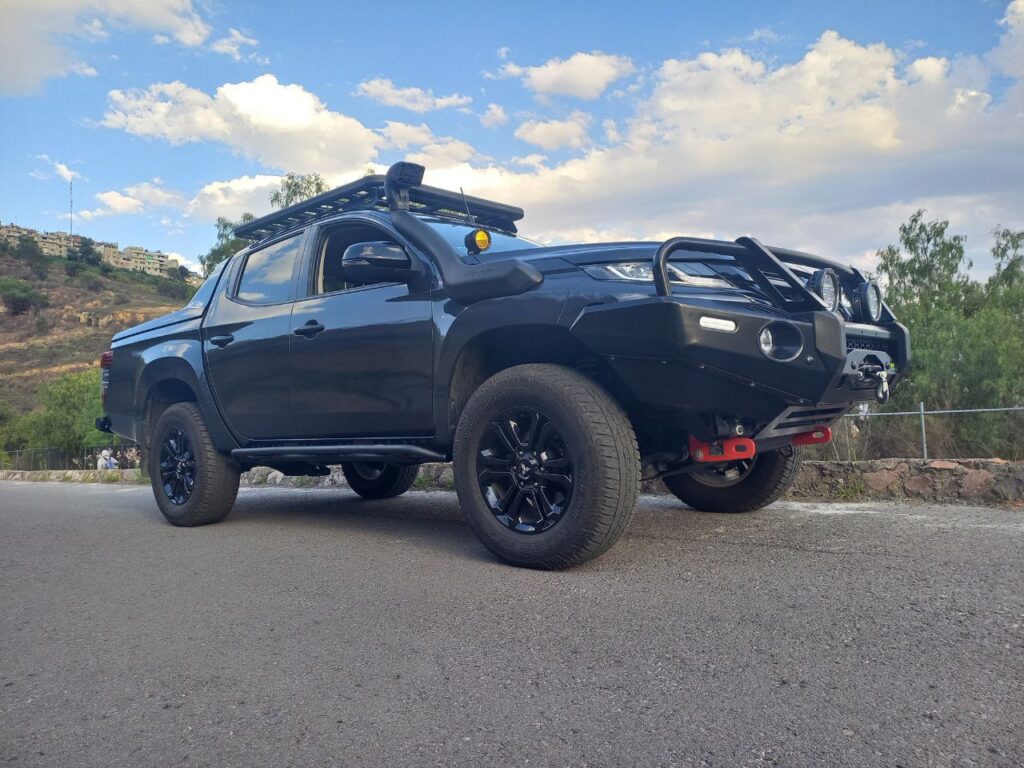 Mitsubishi L200 con Defensa Tumbaburros super equipada