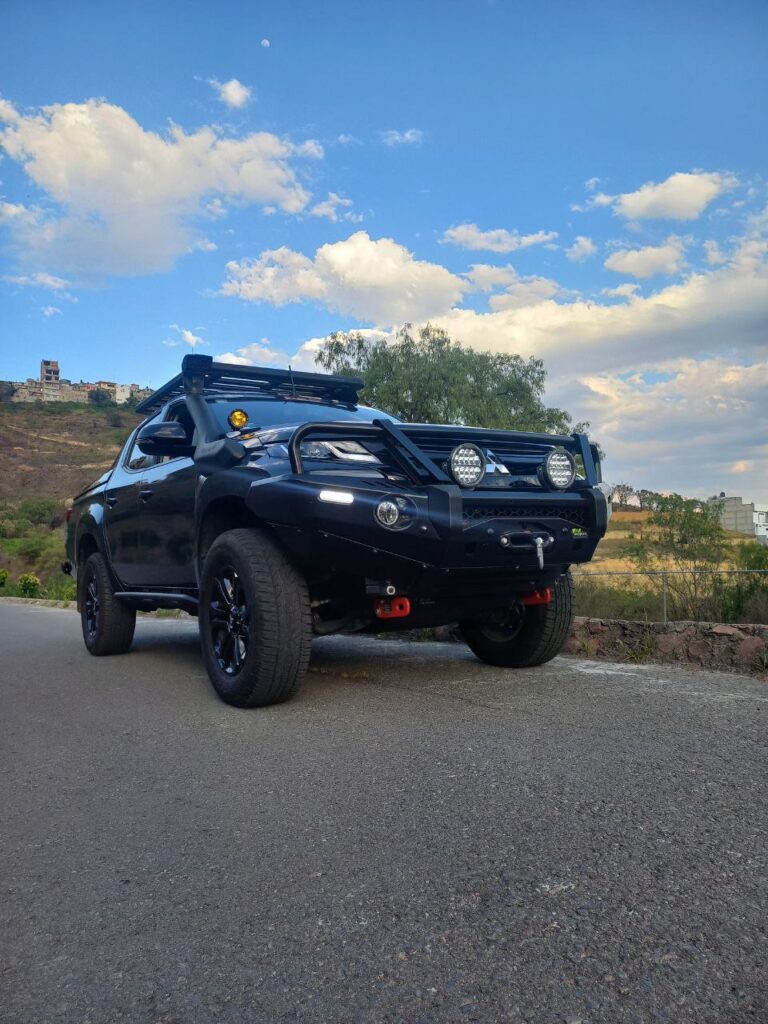 Mitsubishi L200 con Faros Ironman4x4 de 7 Pulgadas