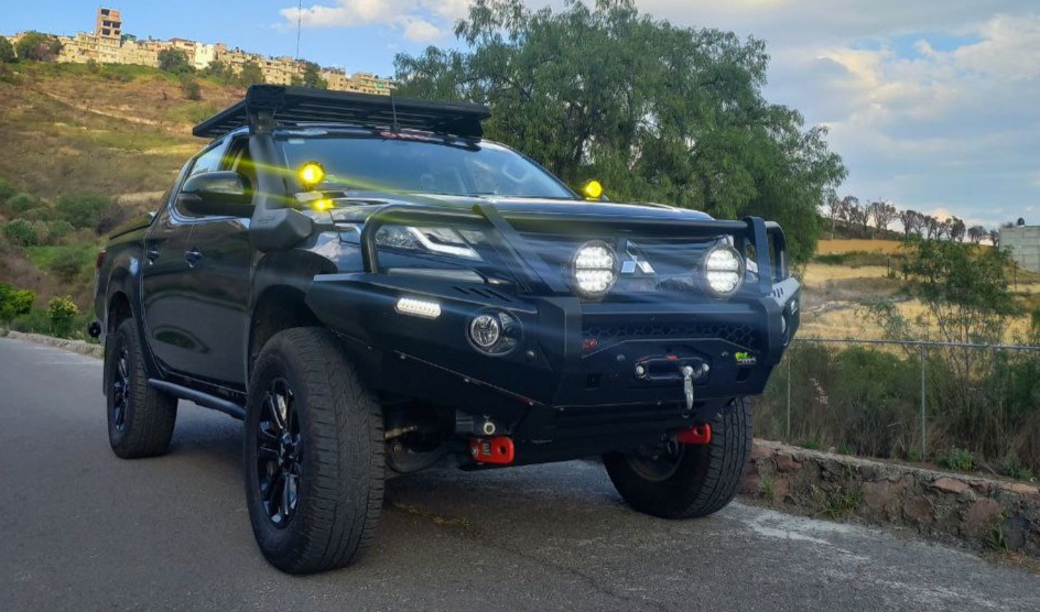 Lee más sobre el artículo ¿Qué cuidados se deben tener al conducir un vehículo 4×4 en carreteras?