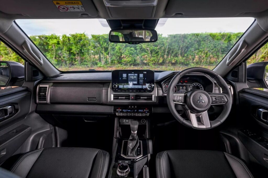 interior de la mitsubishi L200 2024