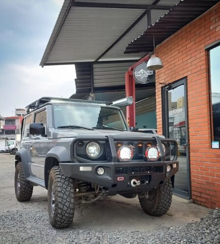 Jimny con suspension Old Man Emu de ARB