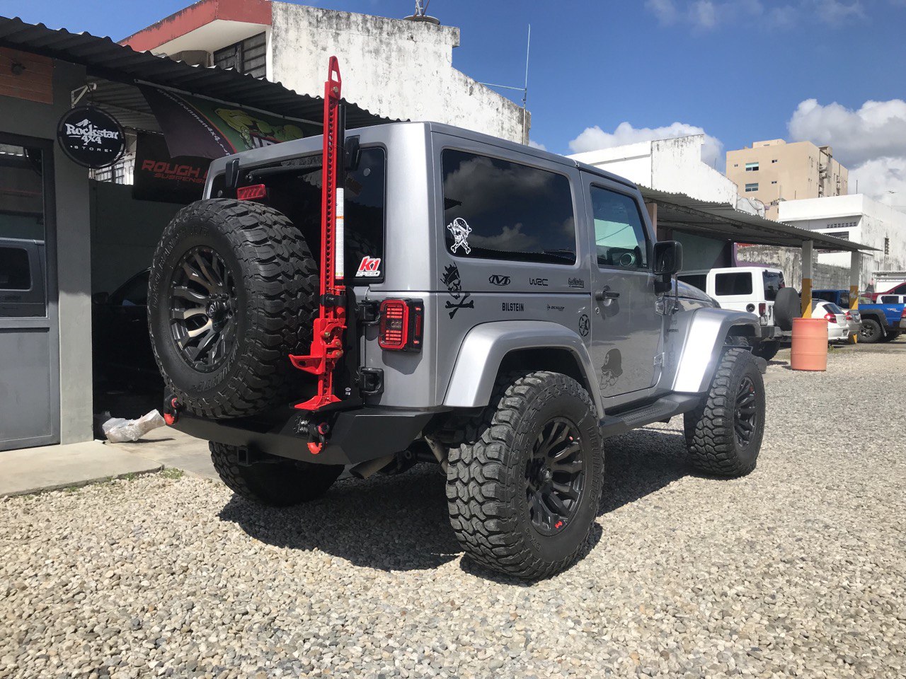 En este momento estás viendo Montamos portallantas Heavy Duty de Smittybilt y base de Hi lift a este Jeep Wrangler JK