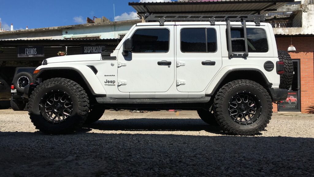 Jeep con llantas Mud Terrain Cooper Stt PRO