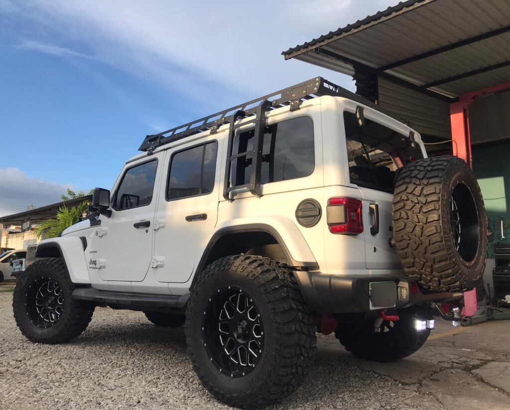 Jeep con canastiolla y toldo lateral