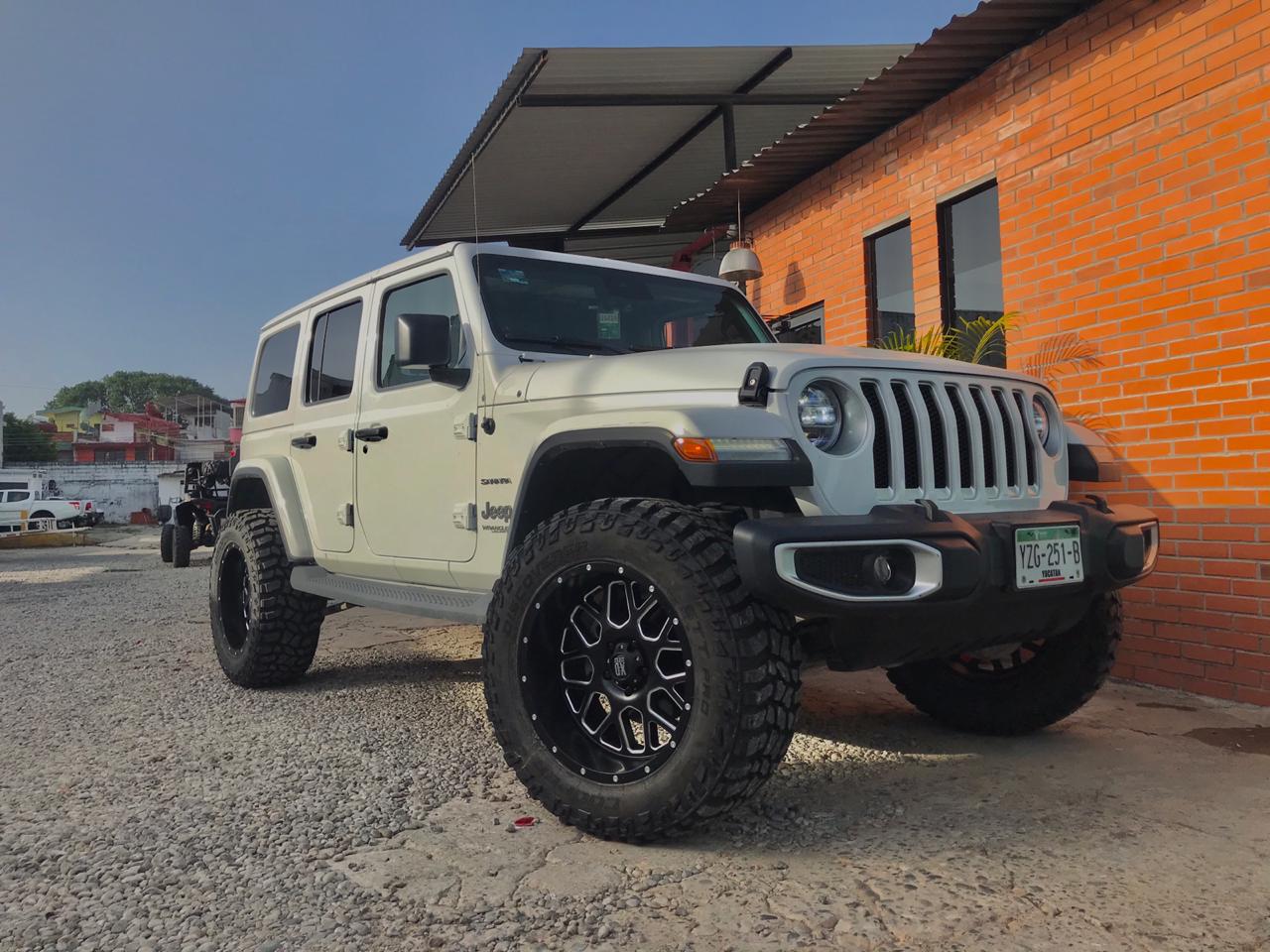 En este momento estás viendo Equipamos este Jeep JL Sahara Unlimited con Lift Kit de 3.5, Rines, Llantas, Canastilla, Toldo y Winch