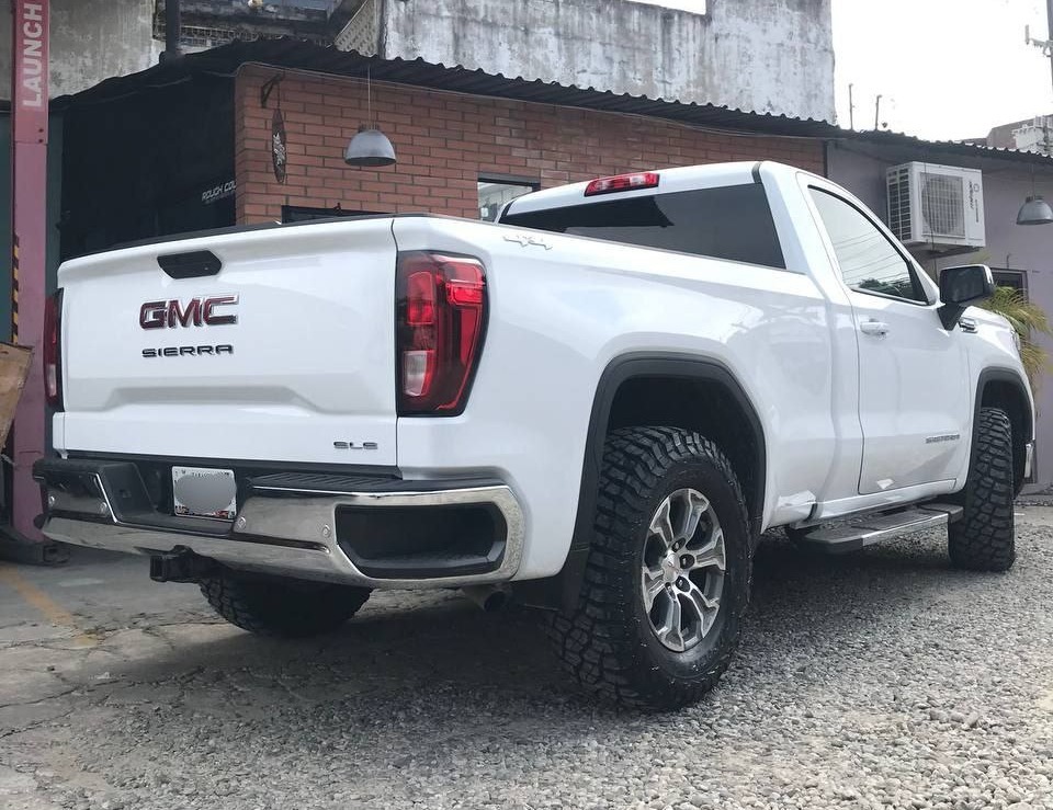 Como se ve la GMC Sierra con llantotas