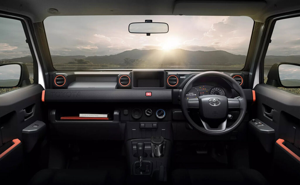 el Interior de La Toyota Hilux Champ, La camioneta de trabajo mas economica