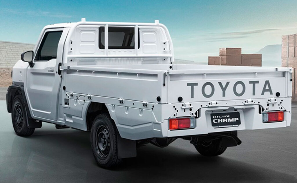 la parte trasera de La Toyota Hilux Champ, La camioneta de trabajo mas economica