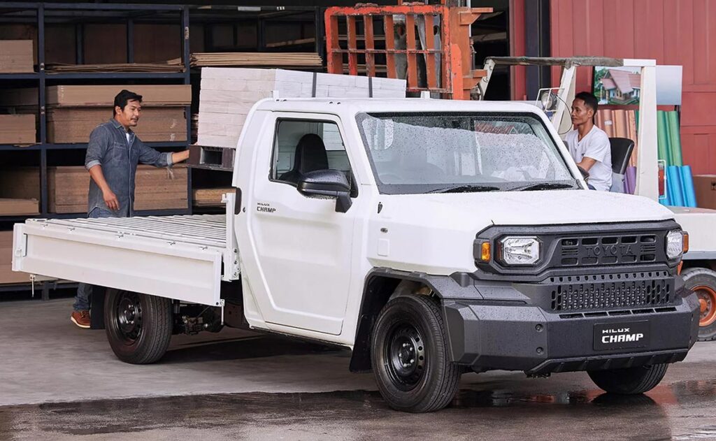 la parte lateral de La Toyota Hilux Champ, La camioneta de trabajo mas economica