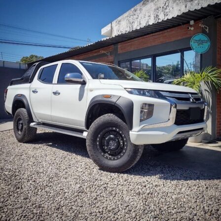 Mitsubishi L200 con suspension Dobinsons