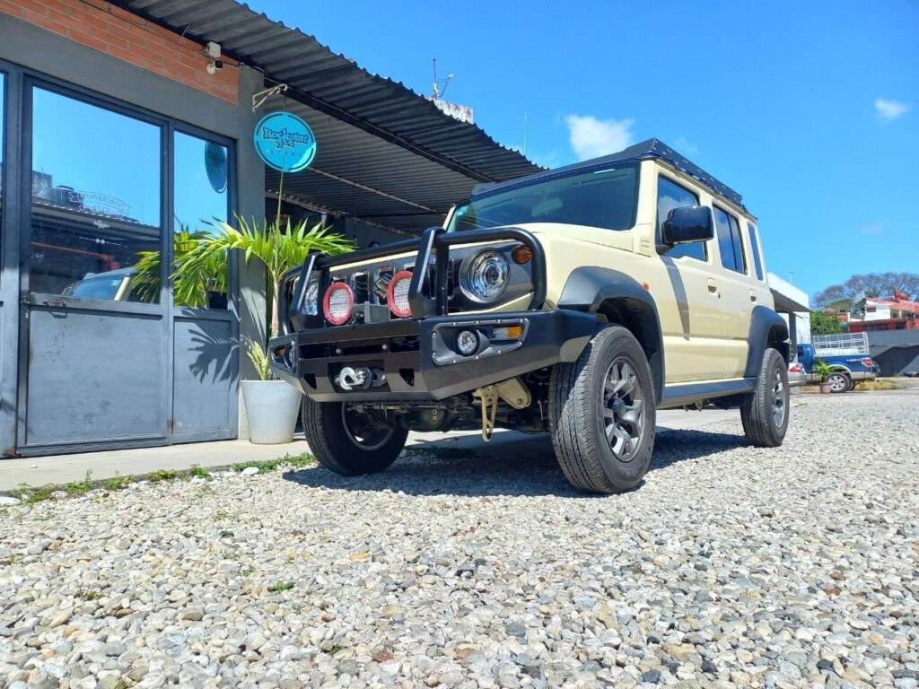 Jimny 4 puertascon Faros Led