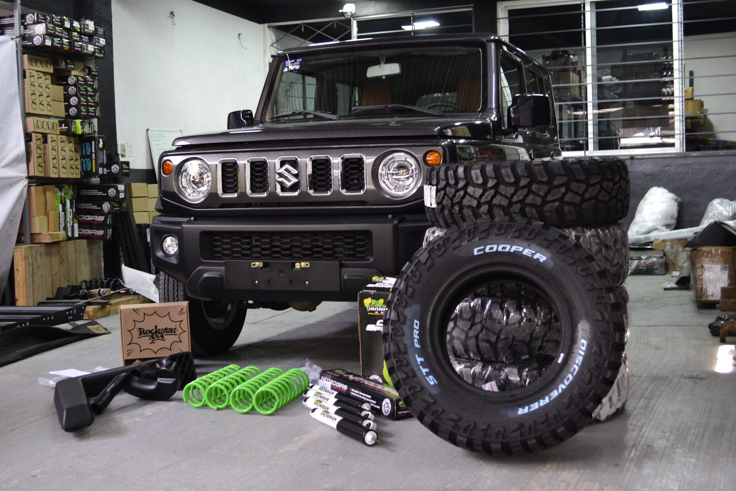 En este momento estás viendo Transformamos este Jimny 4 puertas nuevo