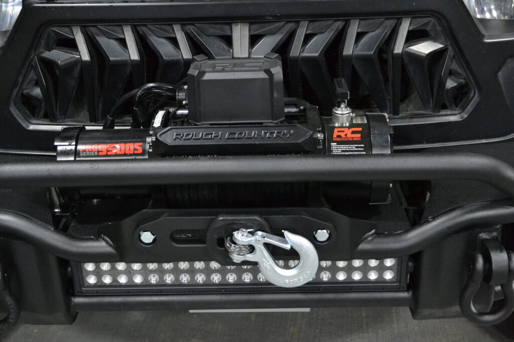 Winch y defensa Tubular Rough Country para Jeep