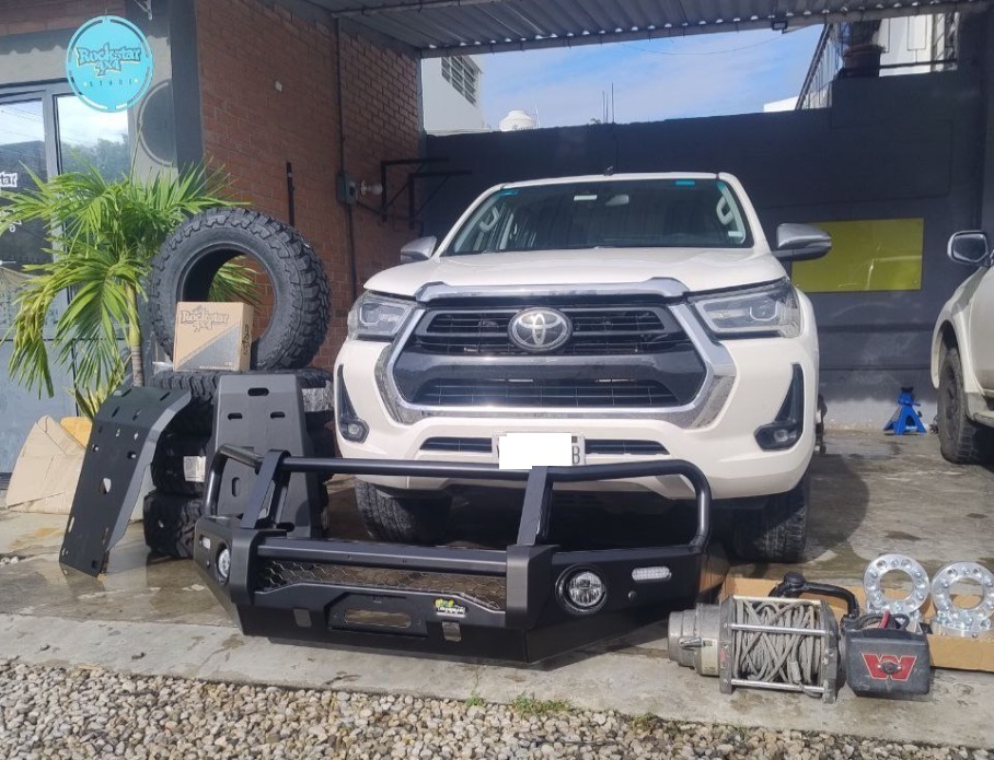 En este momento estás viendo Equipamos esta Hilux para cualquier reto