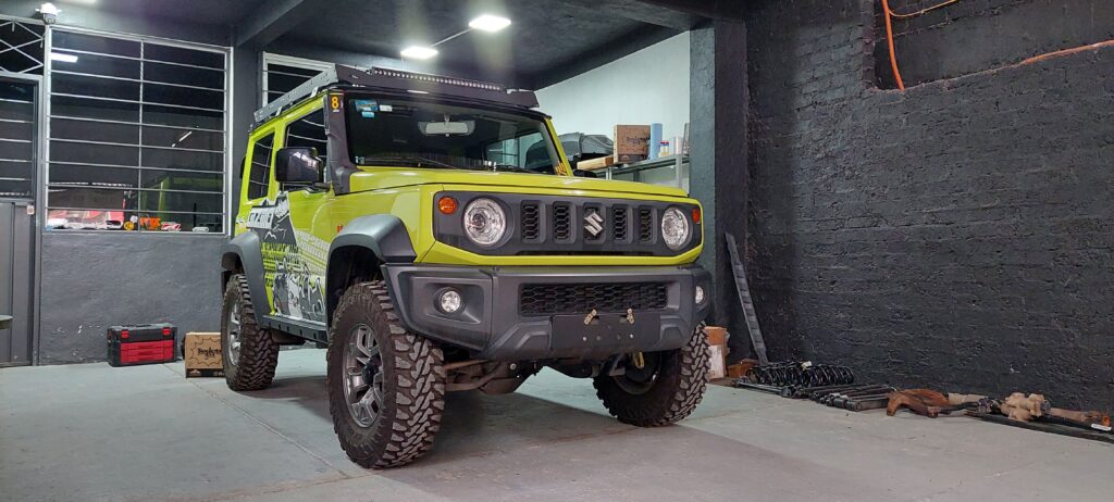 Jimny con Rocksliders y Barra de Lers