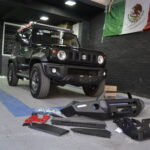Este Jimny estrena su defensa Ironman4x4 y ganchos rojos