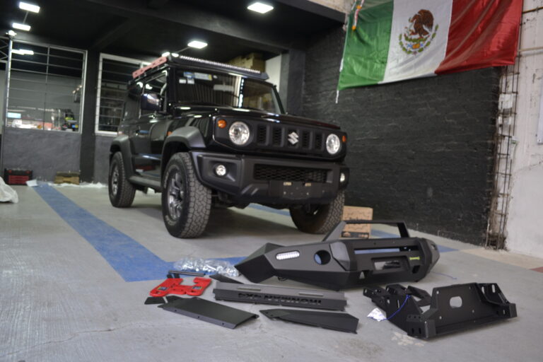 Lee más sobre el artículo Este Jimny estrena su defensa Ironman4x4 y ganchos rojos