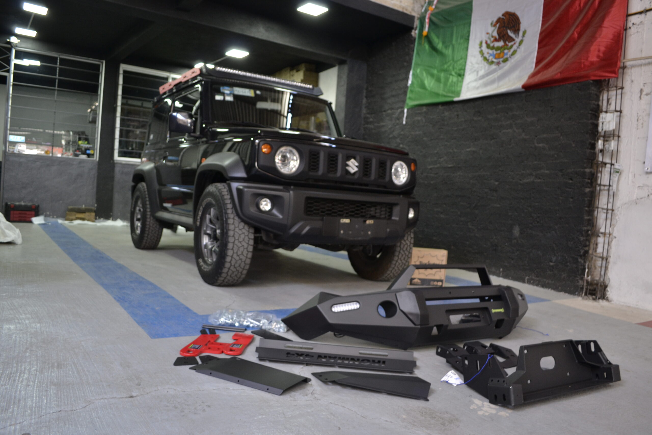 En este momento estás viendo Este Jimny estrena su defensa Ironman4x4 y ganchos rojos