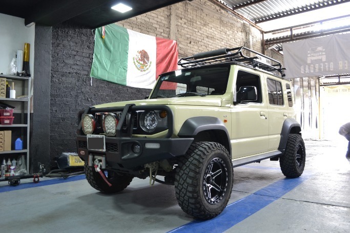 Jimnyu con defens, rines, llantas faros LED, suspension ARB