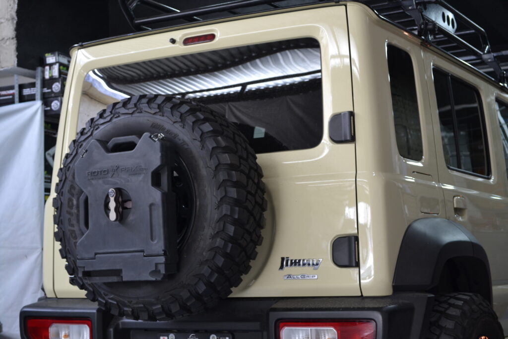 Jimny con llantas BF Goodrich Mud Terrain 235/70R16