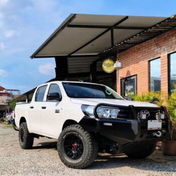 Defensa delantera para Hilux con Base Narrow con tubos