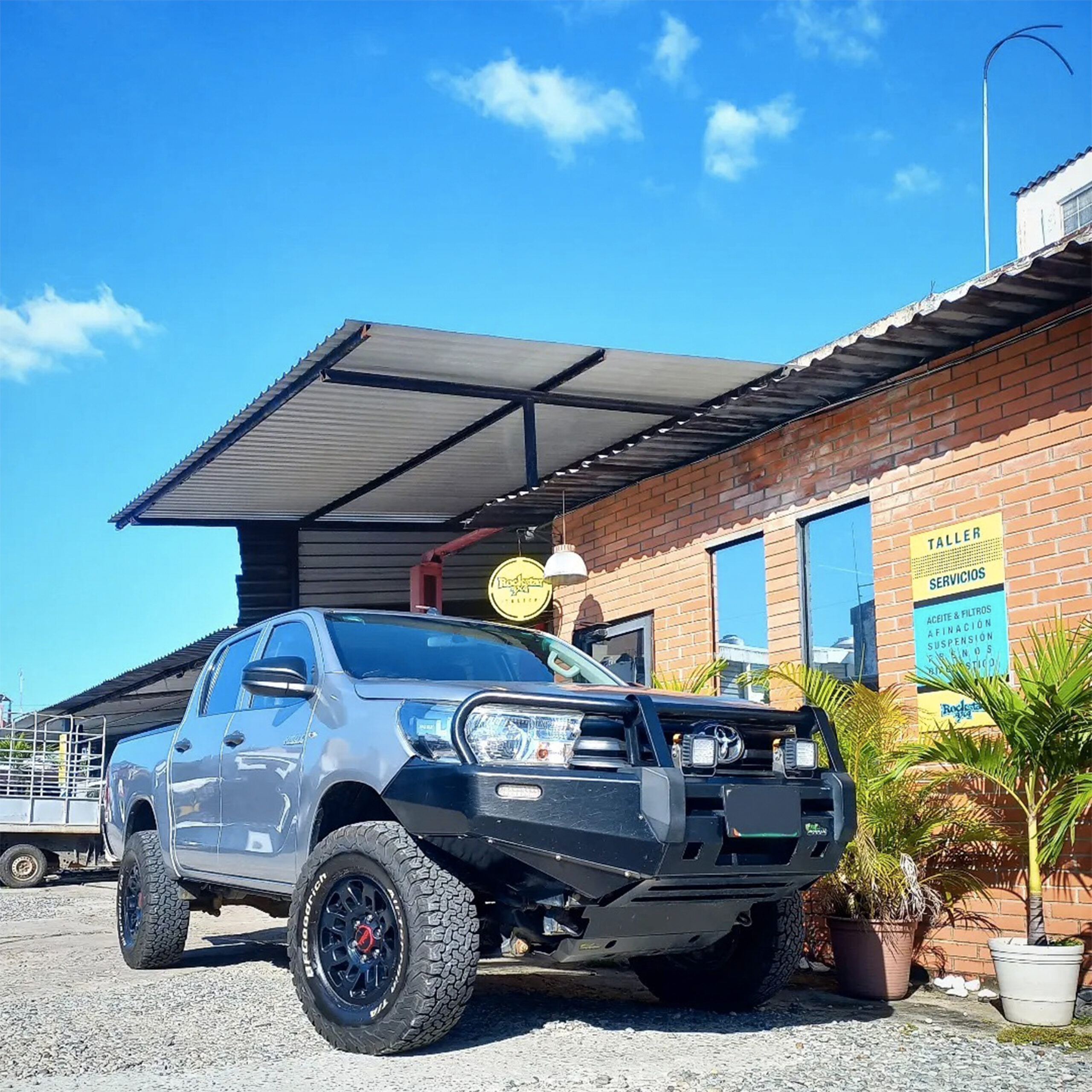 Defensa delantera para Hilux con Base Narrow con tubos