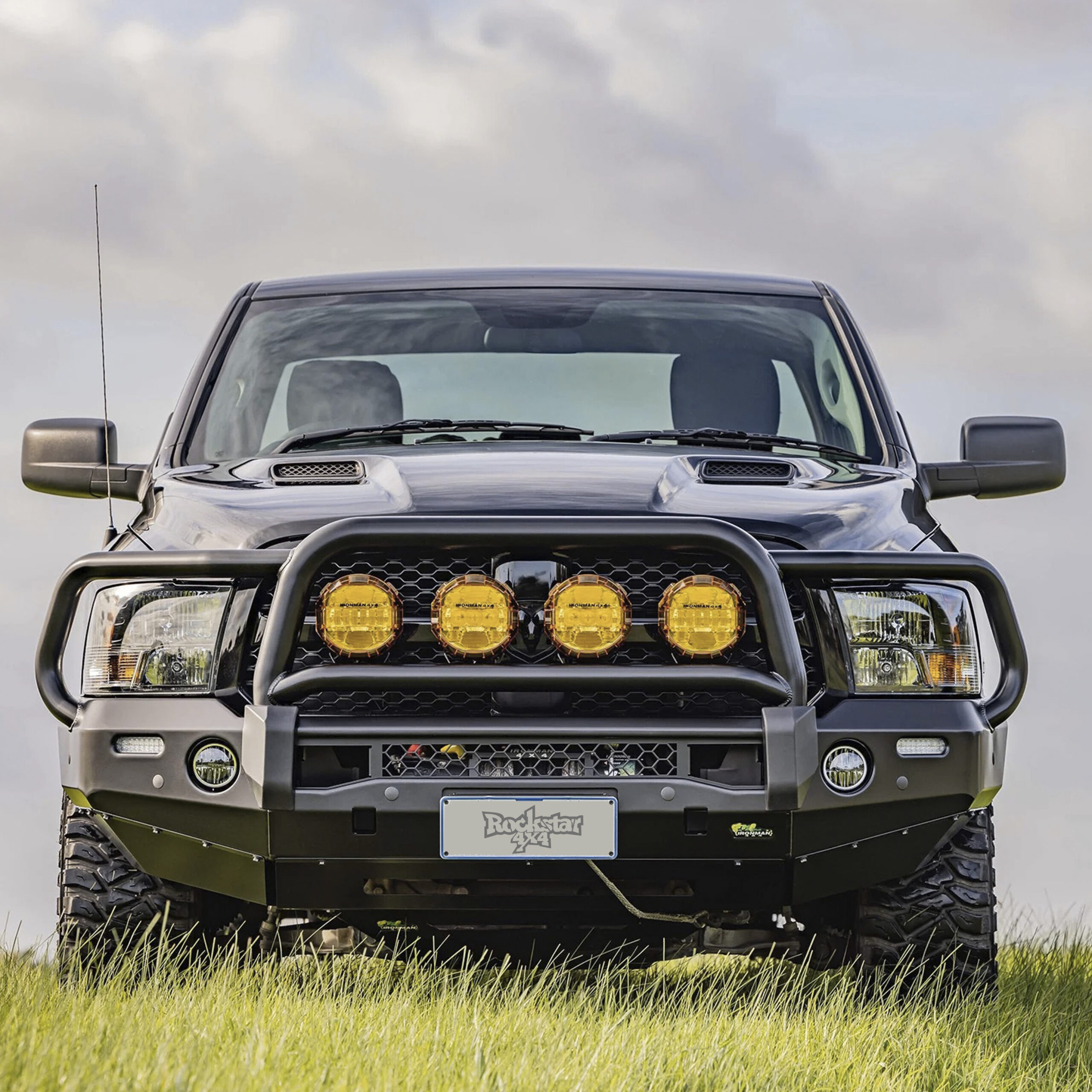 Defensa delantera para RAM 1500 con tubos