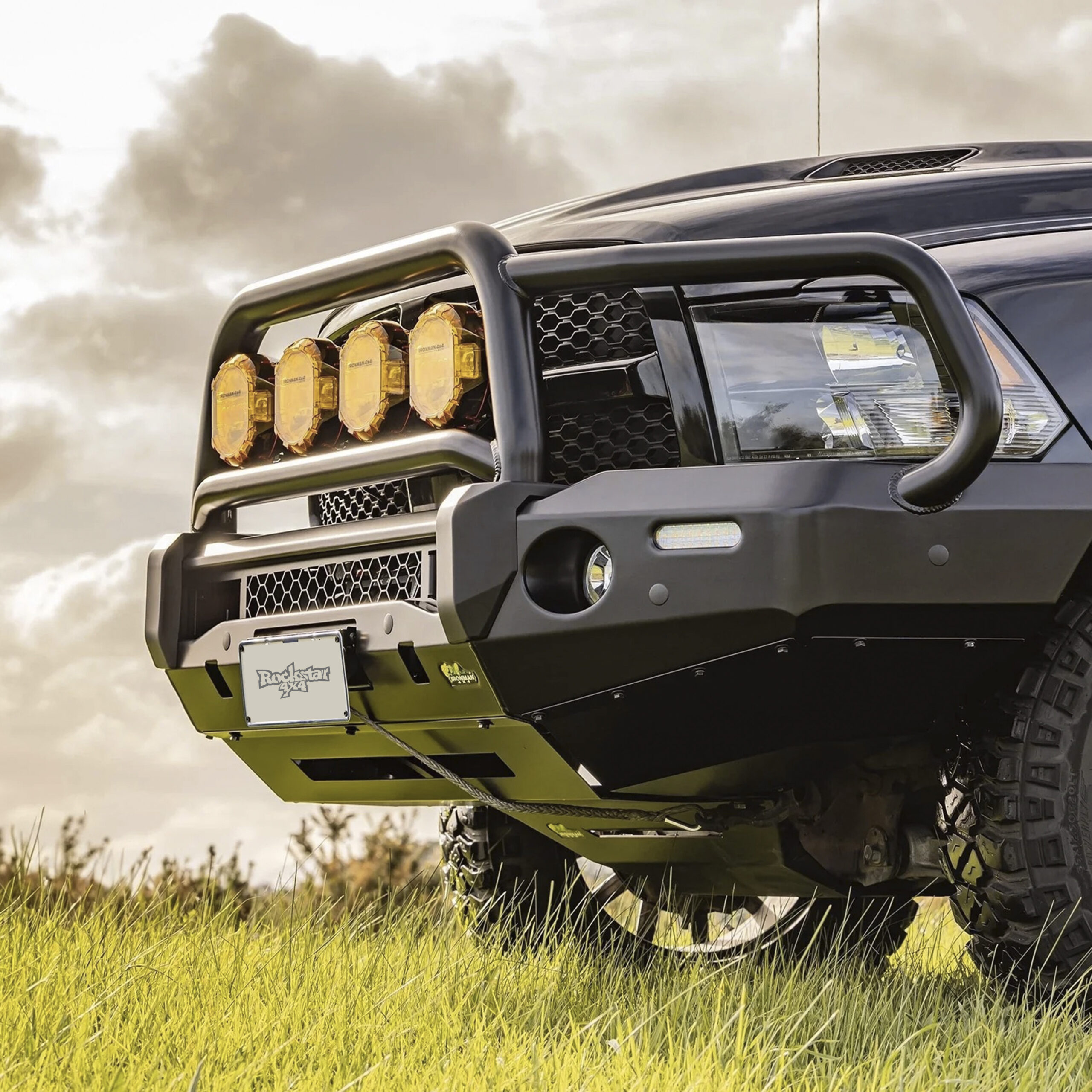 Defensa delantera para RAM 1500 con tubos