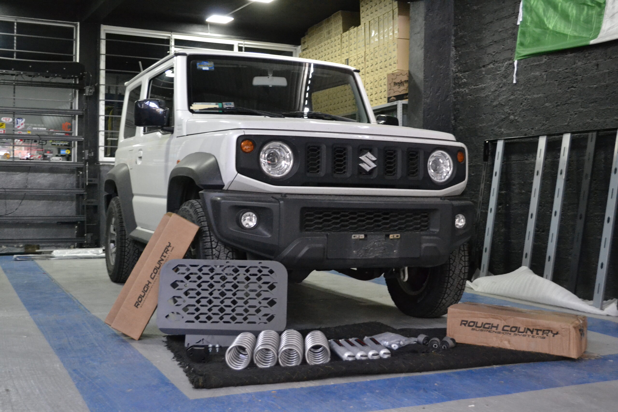 En este momento estás viendo Mejorando la estabilidad del Jimny con Rough Country y Accesorios