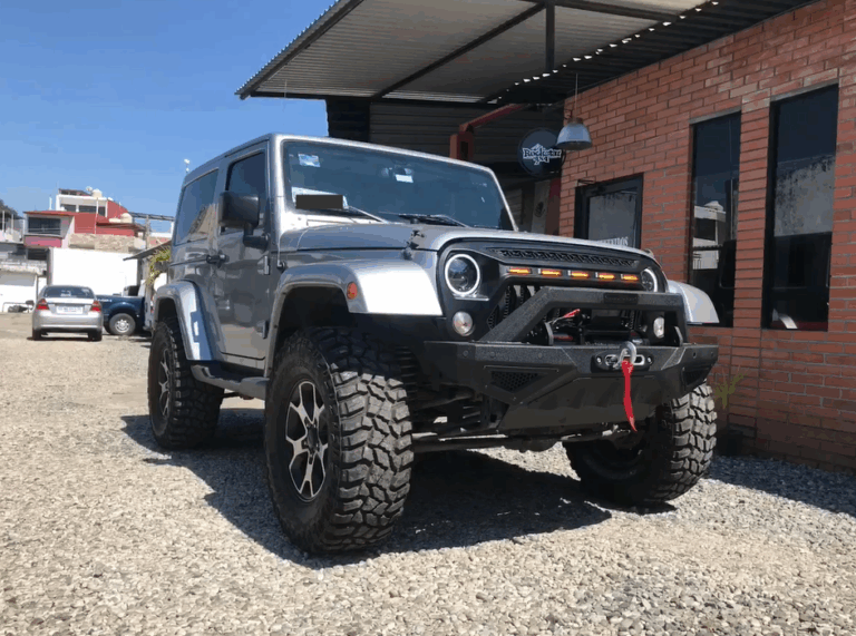 Lee más sobre el artículo Suspensión, defensa, llantotas, Winch y calaveras para este Jeep Sahara