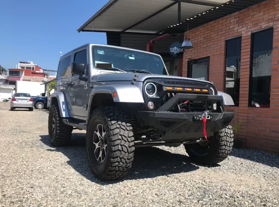 Lee más sobre el artículo Suspensión, defensa, llantotas, Winch y calaveras para este Jeep Sahara