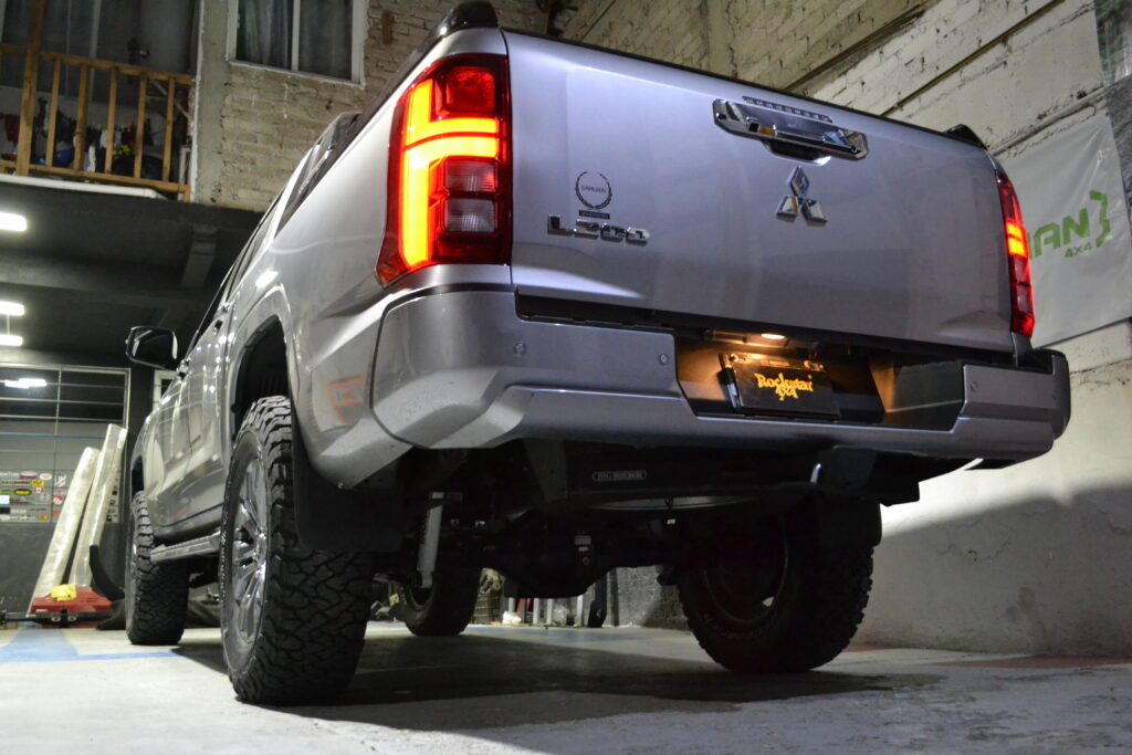 juego de amortiguadores y resortes para L200 2025