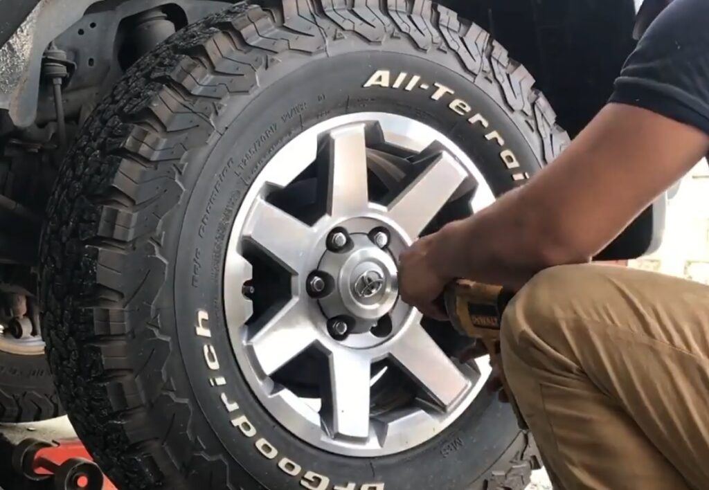 como se ve una Fj Cruiser con llantas 285/70R17