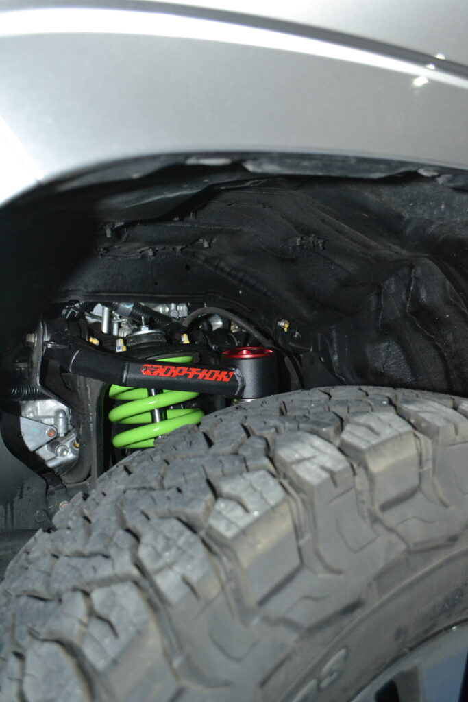 L200 2025 con Amortiguadores resortes y horquillas para Offroad