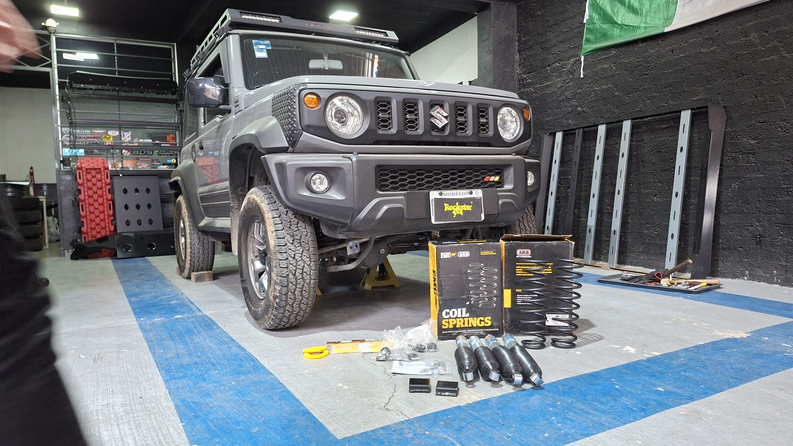 Lee más sobre el artículo Suzuki Jimny con suspensión 2 pulgadas Old Man Emu y Bilstein