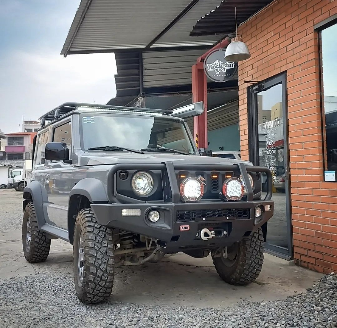 Como se ve el Jimny con defensa de acero