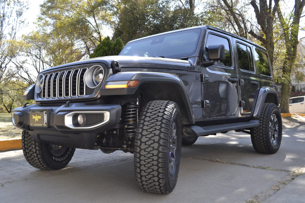 Jeep con llantas all Terrain de 35 pulgadas