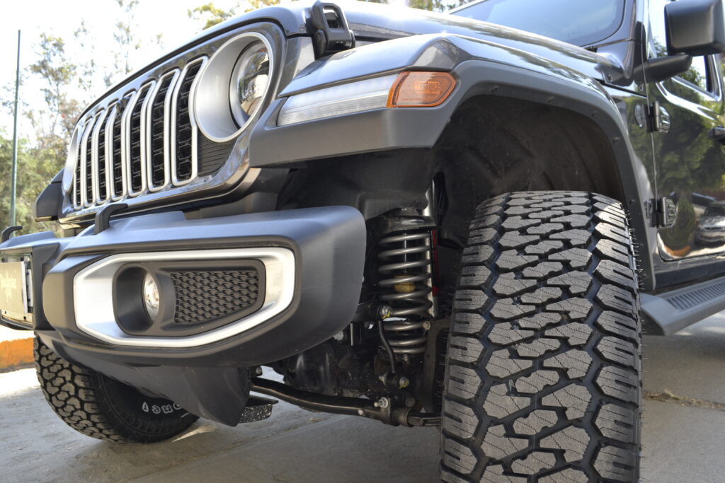 Jeep con llatas de 35 pulgadas y suspension de 2.5 pulgadas