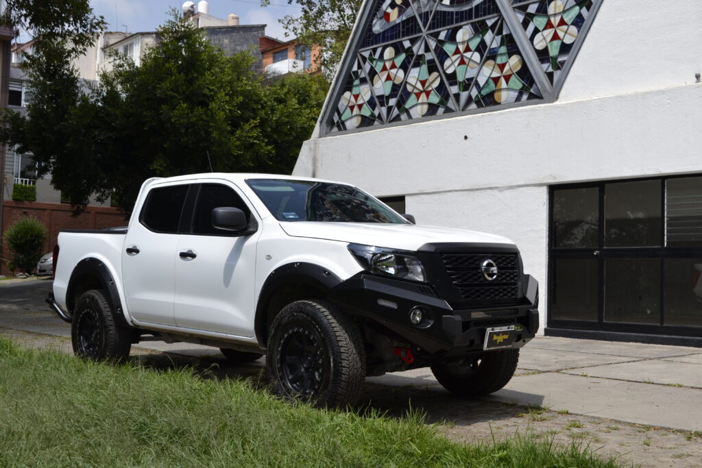 Frontier NP300 equipada