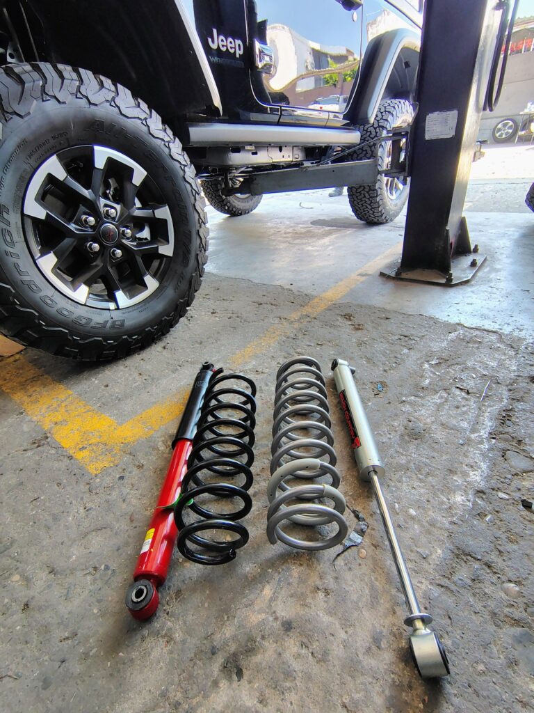 diferencia entre suspension original y suspension de 2.5 pulgadas para Jeep