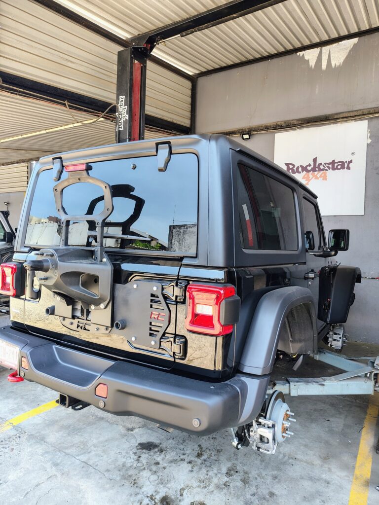 Jeep con portallantas para llantas grandes